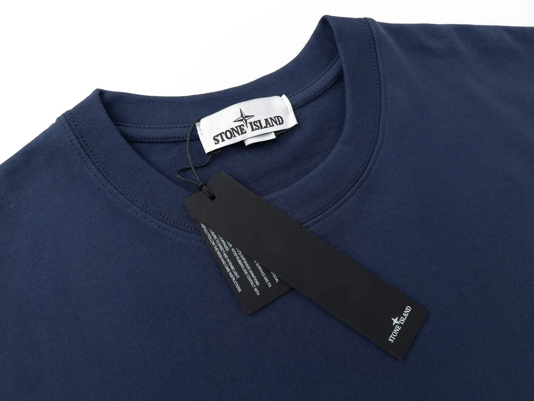 W623#P106💰 [Stone Island’s popular cuffed branded round neck off-shoulder short-sleeved T-shirt] Super versatile! A short-sleeved upper body for major celebrity internet celebrities, made of 260g combed cotton 32-count double yarn. Comfortable and breathable, customized accessories, oversize version. Dropped shoulder sleeves, very loose, same style for men and women, suitable for couples💑 Match as you like. The upper body is super beautiful. Color: Black White Apricot Gray Navy Size: M L XL XXL Ｍ Shoulder Width 47 Bust 52 Length 70 L Shoulder Width 48 Bust 54 Length 72 XL Shoulder width 59 Bust 56 Length 74 XXL Shoulder width 50 Bust 58 Length 76